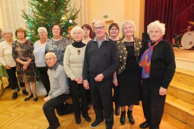 Seniori svin Ziemassvētkus
